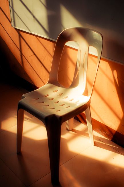 An illustration representing the word chair
