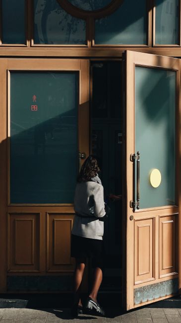 An illustration representing the word entrance